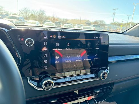 Used 2024 Chevrolet Colorado Z71 image 12