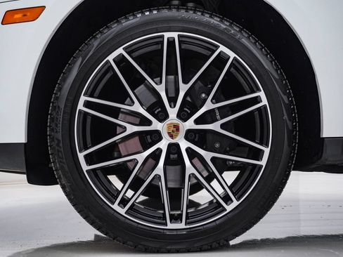 Certified 2026 Porsche Macan AWD/4WD image 13
