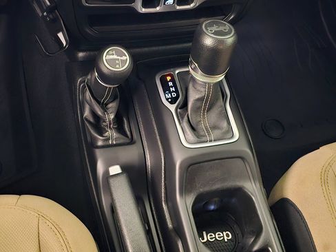 Used 2018 Jeep Wrangler Unlimited Sahara AWD/4WD image 10