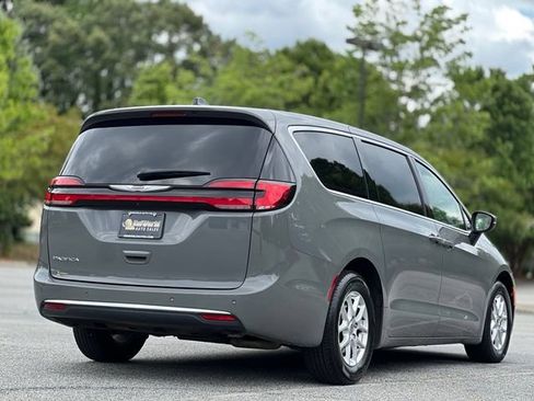 Used 2023 Chrysler Pacifica Touring-L FWD image 5