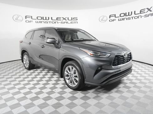 Used 2025 Toyota Highlander Limited AWD/4WD image 3