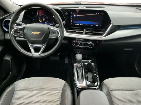 Used 2024 Chevrolet Trax LT w/ LT Convenience Package image 17