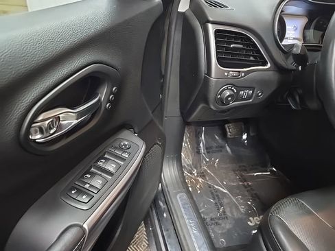 Used 2019 Jeep Cherokee Limited image 29