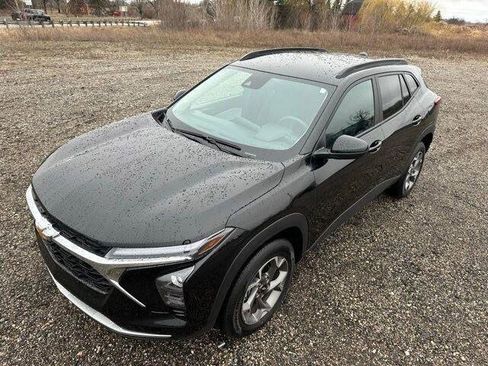 Used 2025 Chevrolet Trax LT FWD image 11