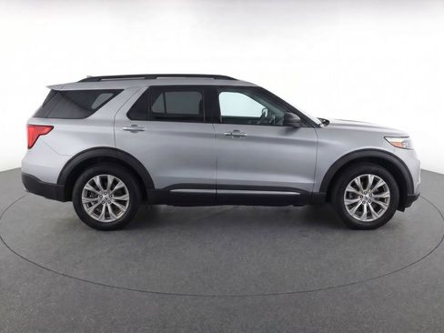 Used 2022 Ford Explorer XLT w/ Equipment Group 202A RWD image 8
