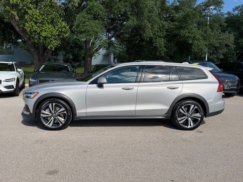Certified 2025 Volvo V60 B5 Cross Country Plus AWD/4WD image 3