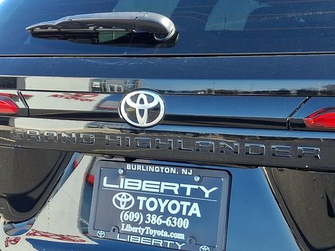 Used 2024 Toyota Grand Highlander Limited image 31