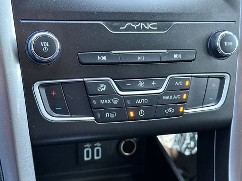 Used 2020 Ford Fusion SE FWD image 18