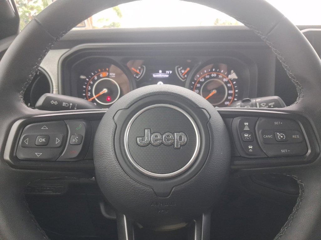 Used 2025 Jeep Wrangler Sport AWD/4WD image 30