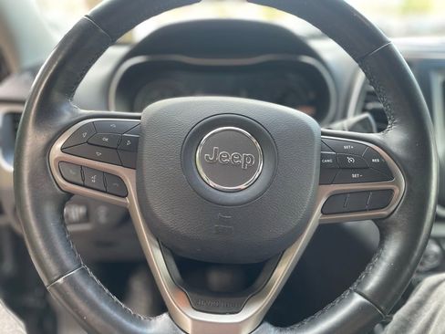 Used 2019 Jeep Cherokee Latitude Plus w/ Comfort/Convenience Group image 12