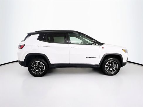 Used 2024 Jeep Compass Trailhawk image 8