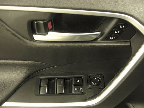 Used 2021 Toyota RAV4 XLE Premium image 12