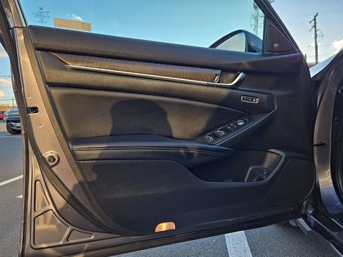 Used 2018 Honda Accord Touring image 11