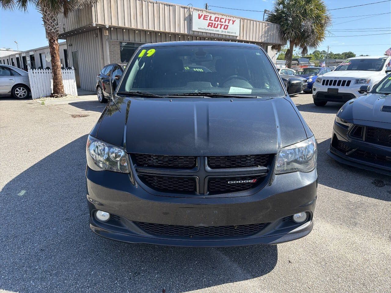 Used 2019 Dodge Grand Caravan SXT w/ Driver Convenience Group FWD image 2
