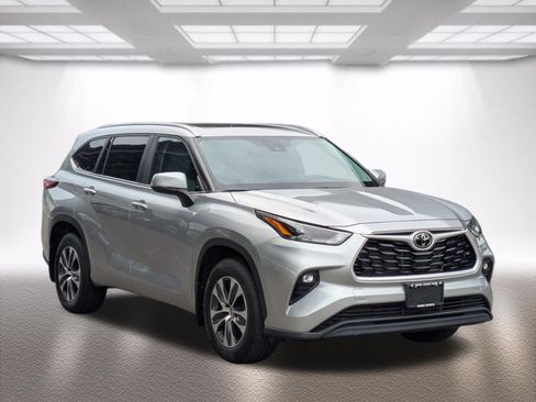 Certified 2024 Toyota Highlander XLE AWD/4WD image 1