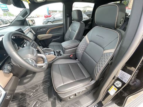 Used 2023 GMC Canyon Denali w/ Denali Black Edition AWD/4WD image 18