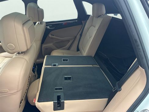 Used 2020 Porsche Macan image 48