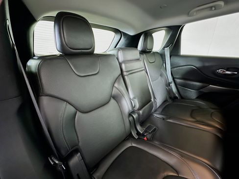 Used 2019 Jeep Cherokee Limited w/ Luxury Group image 25