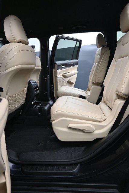 Used 2023 Jeep Grand Cherokee L Limited w/ Luxury Tech Group II AWD/4WD image 10