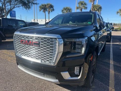 Used 2021 GMC Yukon XL Denali w/ Denali Premium Package image 6