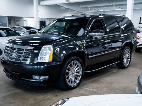 Used 2010 Cadillac Escalade 4WD Hybrid image 2