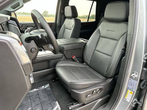 Used 2025 GMC Yukon Denali image 11