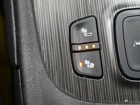 Used 2023 GMC Acadia SLT image 24