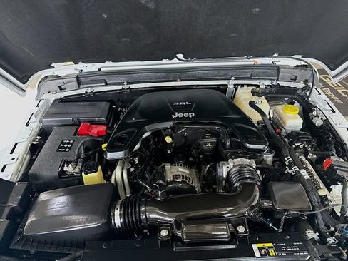 Used 2018 Jeep Wrangler Unlimited Sahara image 30