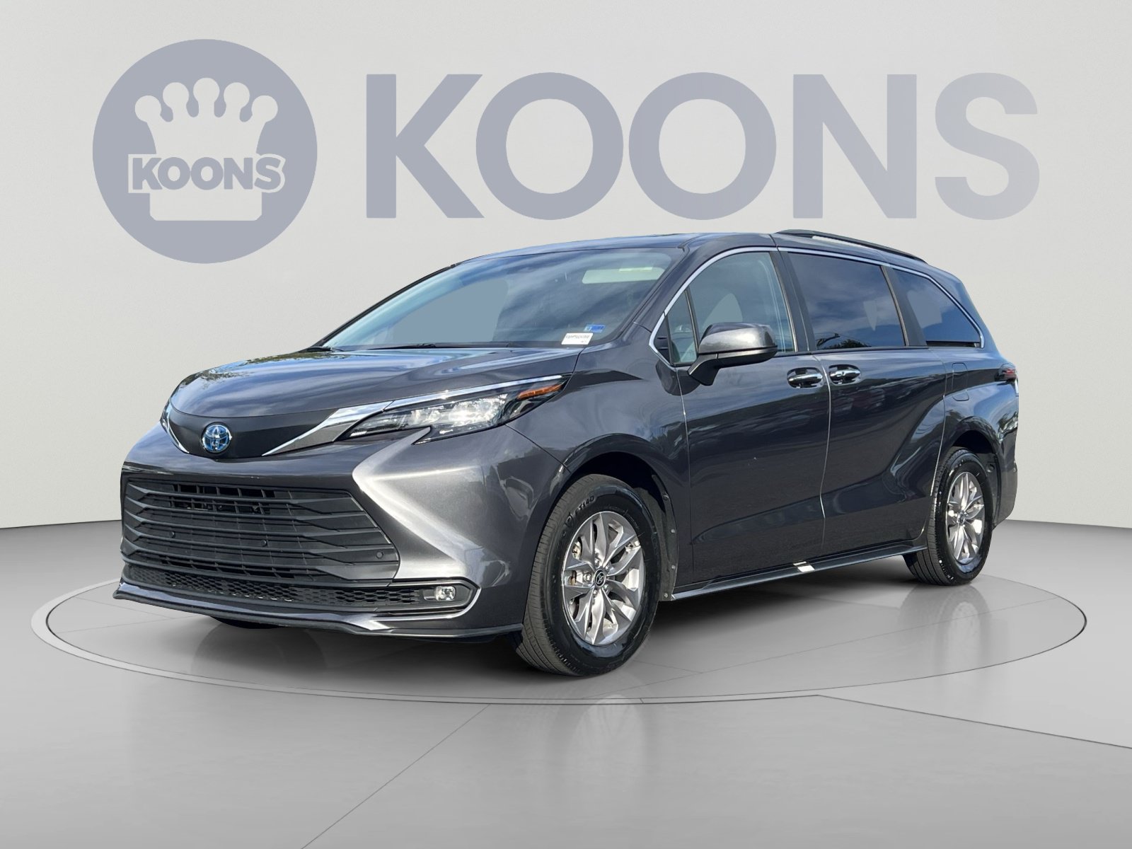 Used 2025 Toyota Sienna XLE FWD image 1
