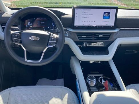 Used 2025 Ford Explorer Platinum w/ LUX Leather Package AWD/4WD image 10