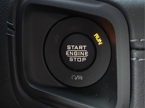 Used 2025 Jeep Gladiator Mojave AWD/4WD image 16