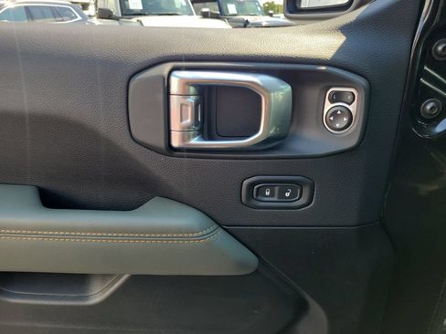 Used 2025 Jeep Gladiator Mojave w/ Convenience Group AWD/4WD image 20