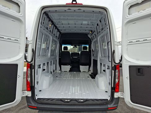 Used 2025 Mercedes-Benz Sprinter 2500 image 27