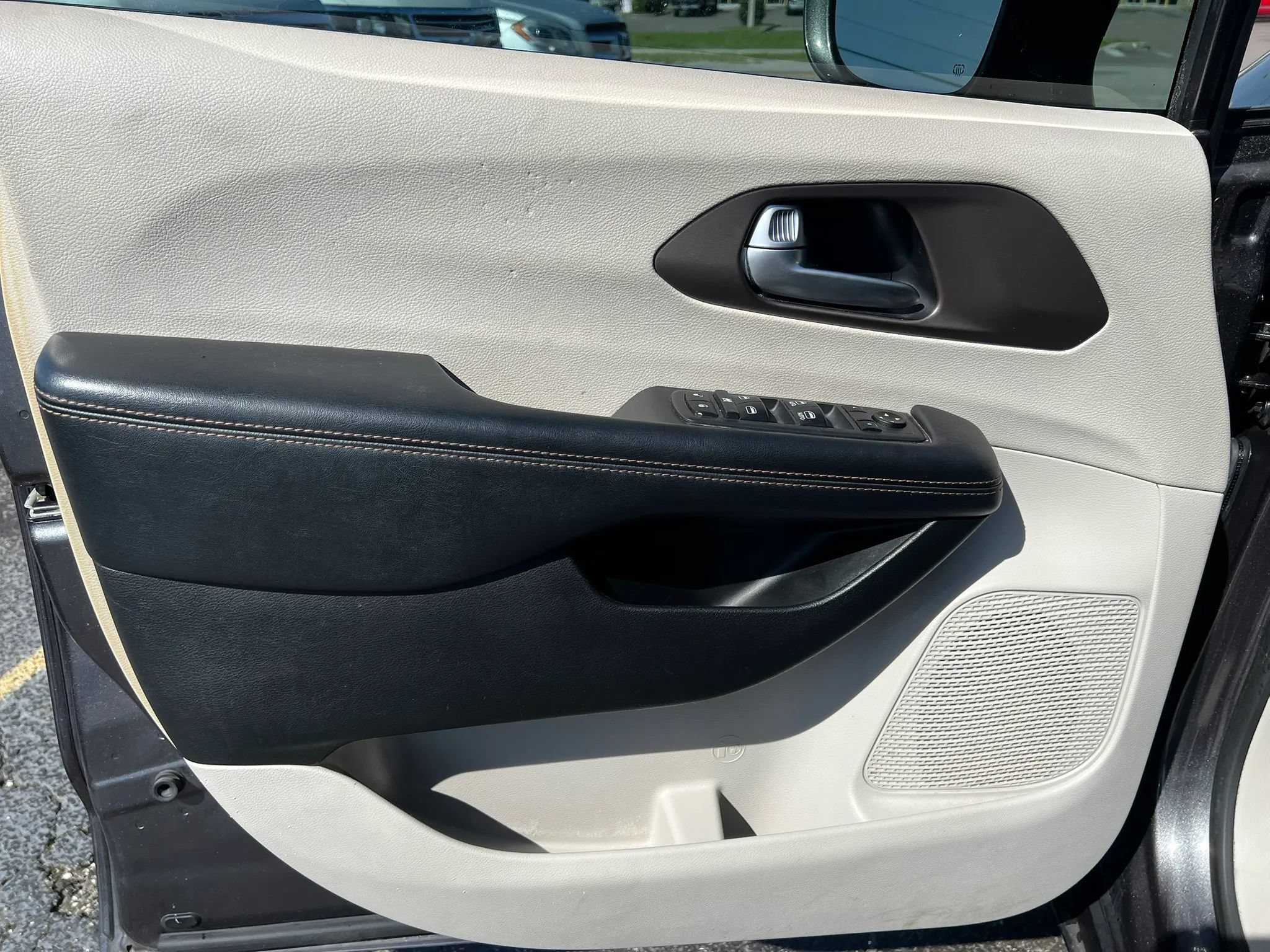 Used 2018 Chrysler Pacifica Touring-L FWD image 9