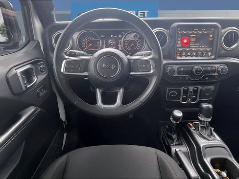 Used 2023 Jeep Gladiator Overland AWD/4WD image 9
