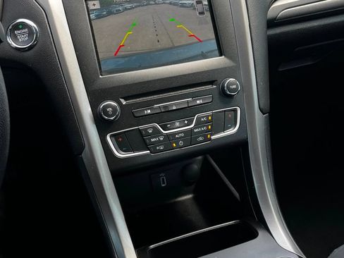 Used 2018 Ford Fusion SE w/ Fusion SE Technology Package FWD image 20
