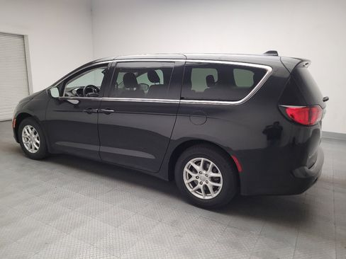 Used 2017 Chrysler Pacifica Touring FWD image 3