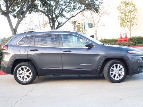 Used 2016 Jeep Cherokee Latitude w/ Comfort & Sound Group image 2