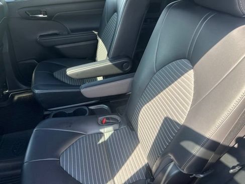Used 2022 Toyota Highlander XSE FWD image 22