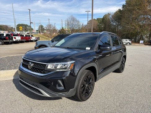 Used 2024 Volkswagen Taos SE w/ Panoramic Sunroof Package image 4