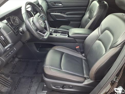 Used 2023 Nissan Pathfinder SL w/ Black Appearance Package image 9