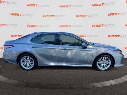 Used 2019 Toyota Camry XLE image 6