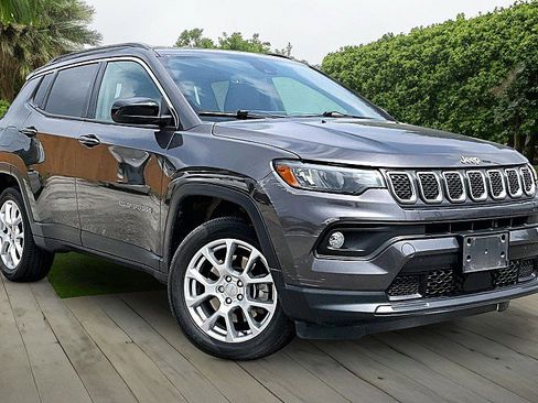 Used 2023 Jeep Compass Latitude AWD/4WD image 9