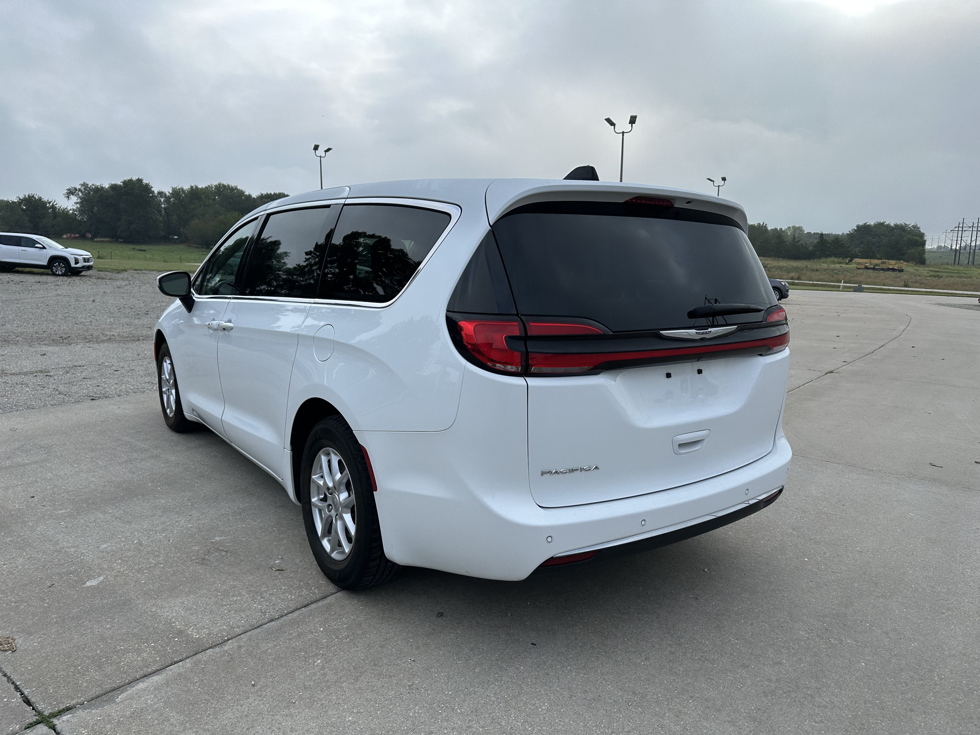 Used 2023 Chrysler Pacifica Touring-L FWD image 3