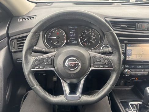 Used 2017 Nissan Rogue SV w/ SV Premium Package image 11