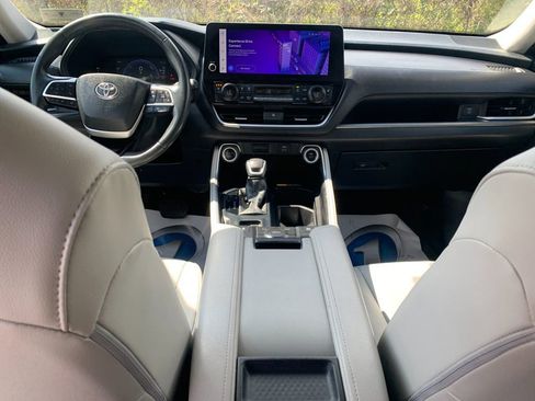 Used 2024 Toyota Grand Highlander XLE image 16