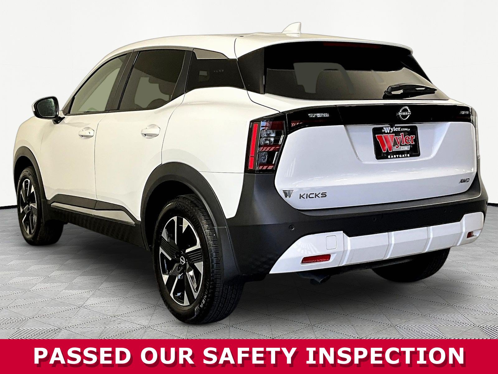 Used 2025 Nissan Kicks SV AWD/4WD image 4