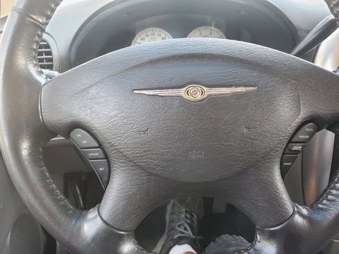 Used 2005 Chrysler Town & Country Touring FWD image 19