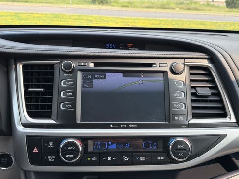 Certified 2018 Toyota Highlander XLE AWD/4WD image 19