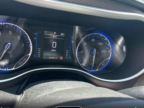 Used 2017 Chrysler Pacifica Touring FWD image 4